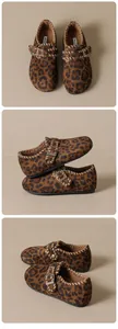 Detailansicht der Birkenstock-Clogs mit Leopardenmuster, Plüschfutter und Schnalle