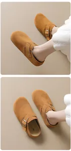 Détail de sabots en daim camel avec boucle en métal réglable et semelle à plateforme