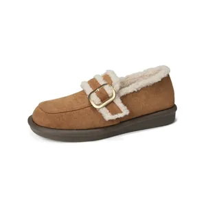 Mocasines con plataforma de ante marrón con forro de borreguillo y hebilla dorada