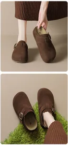 Détail de mules en daim marron avec boucle en bronze réglable et semelle épaisse et confortable