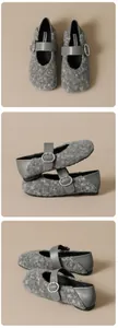 Dettaglio di ballerine Mary Jane in lana grigia con fibbia argento e texture felpata
