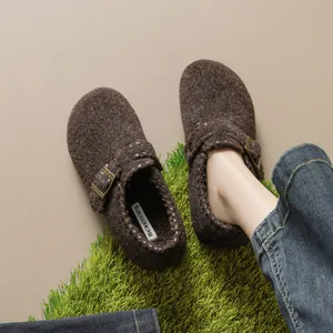 Dunkelbraune Filz-Clogs mit Keilabsatz, Metallschnalle und warmem Plüschfutter