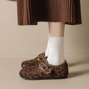 Modische Plateau-Clogs mit Leopardenmuster, Webkante und Schnalle an weiblichem Model