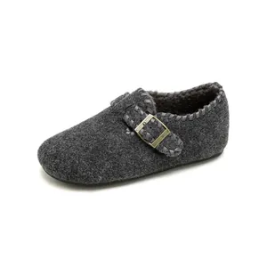 Dunkelgraue Filz-Clogs mit Plateausohle, warmem Kunstfellfutter und goldener Schnalle