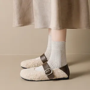 Eleganti ballerine Mary Jane in peluche beige con cinturino in pelle marrone e fibbia
