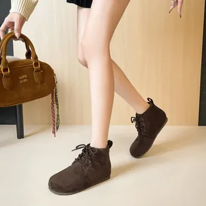 Bottines à lacets en daim marron foncé à bout rond, style rétro minimaliste pour l'automne