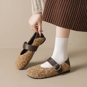 Scarpe Mary Jane marroni in pelliccia sintetica con cinturino in pelle e fibbia per autunno