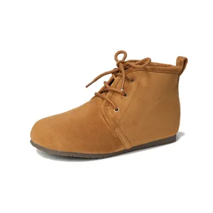 Bottines à lacets en daim marron avec bout rond et semelle en caoutchouc sur fond blanc