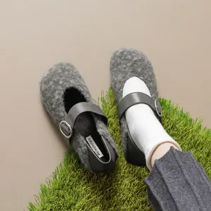 Ballerine Mary Jane in feltro grigio con cinturino in pelle e fibbia argentata per l'inverno