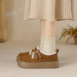 Dunkelbraune Plateau-Birkenstock-Schuhe mit weißem Lammfellfutter und Metall-Schnallen