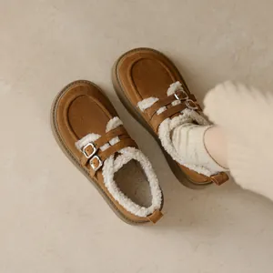 Braune Wildleder Plateau-Slipper mit flauschigem Kunstpelzfutter und Metallschnallen