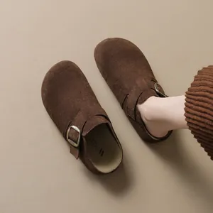 Sabots femme en daim marron foncé avec boucle métallique et semelle plateforme 4cm
