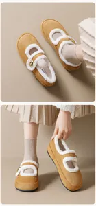 Details von kamelfarbenen Mary Jane Slippern mit Teddyfutter und goldenem Knopfverschluss
