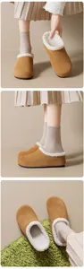 Dettaglio di sabot in camoscio marrone con pelliccia bianca e suola platform 6cm