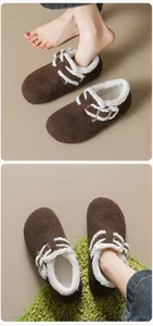 Λεπτομέρεια από καφέ τσόχινα Birkenstock με μάλλινη επένδυση και μεταλλική αγκράφα