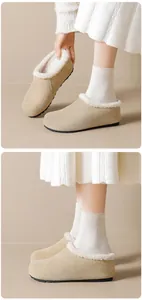 Dettaglio di sabot stile Birkenstock in pelle scamosciata kaki con pelliccia sintetica