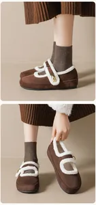 Detailansicht brauner Mary Jane-Schuhe aus Wildleder mit warmem Fleecefutter und Goldschnalle