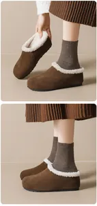 Dettaglio di sabot in camoscio testa di moro con fodera in pile bianco e suola platform