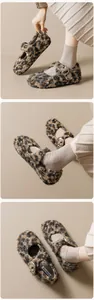 Makro-Detail von flachen Mary-Jane-Schuhen mit Leopardenmuster und Schnalle