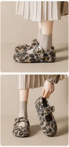 Detail von Mary Jane Schuhen mit Leopardenmuster, Metallschnalle und weicher Pelztextur