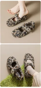 Nahaufnahme von Mary Janes mit Leopardenmuster, weichem Kunstfell und Metallschnalle