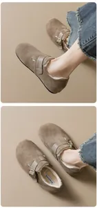 Détail de la doublure en fourrure synthétique et boucle sur mocassins en daim brun