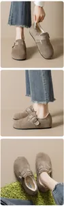 Détails macro des mules en daim camel avec doublure chaude en fausse fourrure et boucle