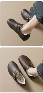 Détail de la doublure en peau de mouton synthétique et du cuir mat marron à boucle