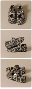 Nahaufnahme der Leoparden-Kunstfelltextur und Silberschnalle am Mary-Jane-Schuh
