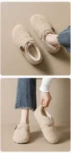 Detailansicht des beigen Fleecefutter und Vintage-Holzknopfs an Winter-Schlupfschuhen