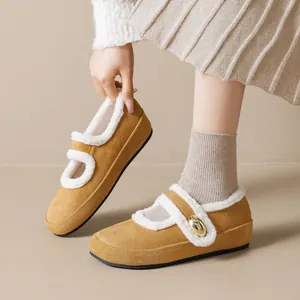 Senfgelbe Mary Jane Birkenstock-Schuhe aus Wildleder mit warmem Fleecefutter und Metallschnalle