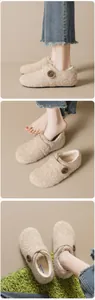 Details von beigen Filz-Loafers mit Holzknopf und warmem Fleecefutter für Damen