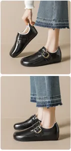 Détail de la doublure en peluche blanche et du cuir noir des chaussures Birkenstock d'hiver
