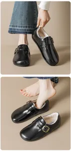 Détail de mules Birkenstock en cuir noir avec doublure en peluche chaude et boucle en métal