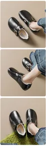 Détail de mules Birkenstock en similicuir noir avec doublure chaude en peluche blanche