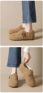 Detailansicht der braunen gefütterten Birkenstock-Schuhe mit Lammfell und Schnalle
