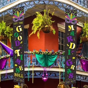 Coppia di striscioni festivi per il Carnevale con maschere e piume su un balcone in mattoni