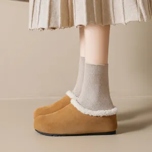 Zoccoli da donna in pelle scamosciata marrone con plateau di 6 cm e fodera in pile