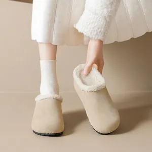 Mule in camoscio beige con zeppa di 6cm e calda fodera in lana d'agnello per l'inverno