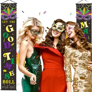 Donne in maschera che festeggiano accanto a striscioni Let The Good Times Roll Carnival