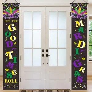 Dettaglio di striscioni Mardi Gras con motivi festivi viola oro e testo festivo