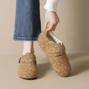 Braune gefütterte Birkenstock-Plateauschuhe mit Lammfell-Optik und Klettverschluss