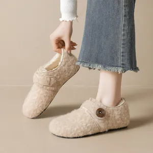 Beige Lammfell-Slipper für Damen mit warmem Fleecefutter und dekorativem Holzknopf-Detail
