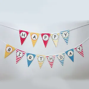Detalle de la banderola Happy Birthday roja, amarilla y azul con lunares y rayas