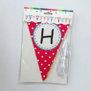 Banderín de cumpleaños rojo con puntos blancos, letra H negra y cinta para colgar