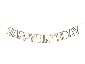 Makro-Detail der glänzend goldenen Happy Birthday Girlande mit metallischen Buchstaben