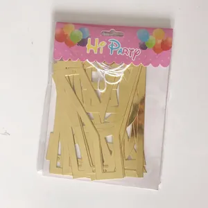 Detailansicht der glänzenden Happy Birthday Girlande aus Goldfolie in Klarsichthülle