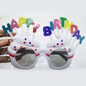 Vue détaillée de lunettes gâteau d'anniversaire avec texte Happy Birthday décoratif