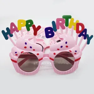 Détail de lunettes d'anniversaire cupcake rose avec décor arc-en-ciel Happy Birthday