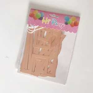 Details von roségoldenen Happy Birthday Bannern mit weißer Schnur in Verpackung